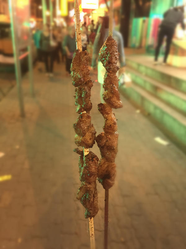 西宁夜市小吃街"莫家街"的羊肉串,5元/串.