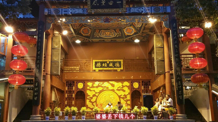戏台,每天都有节目,正在唱戏