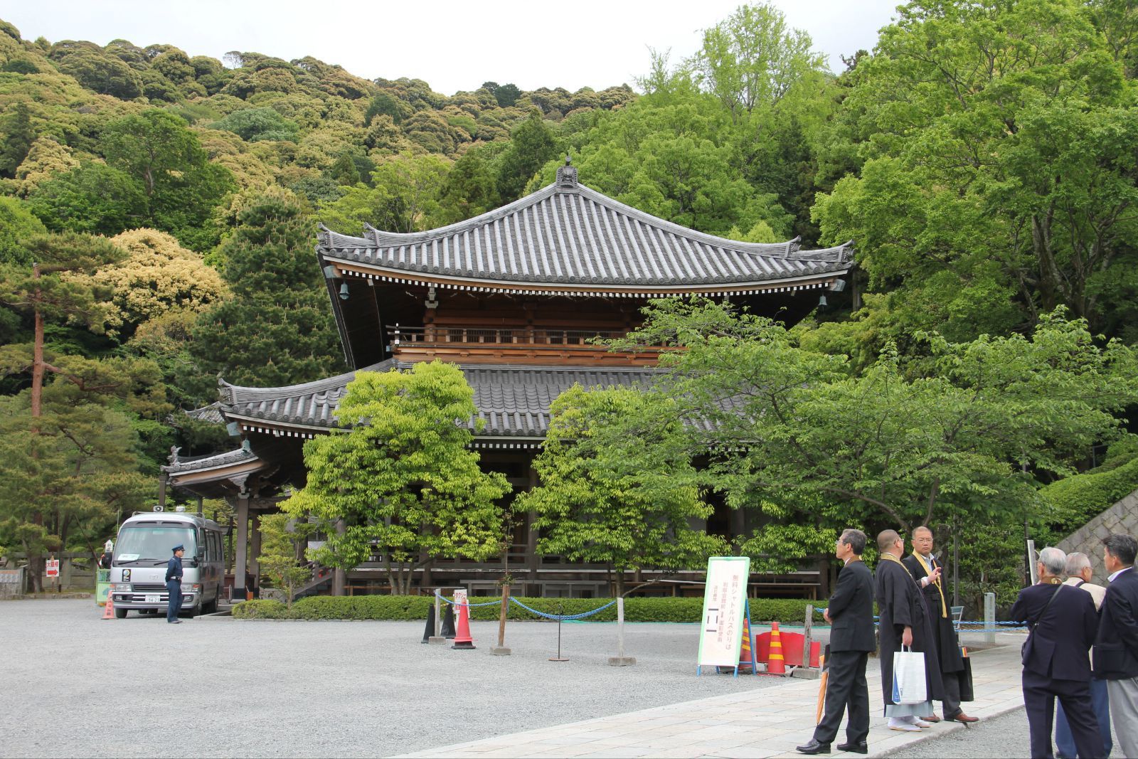 1,知恩院三门:1621(元和7)年修建的三门为日本最大的山门.