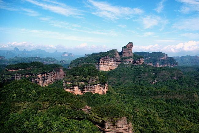 本人想去南华,丹霞山玩,从广州出发3天的时间,帮忙介绍一