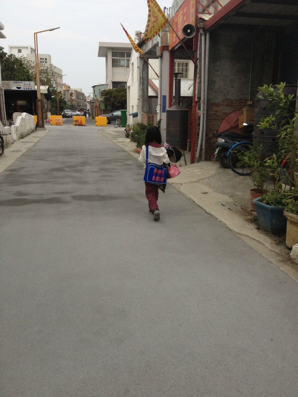 这么小的小姑娘独自一人走在放学回家路上,这在我们这里已经是不可