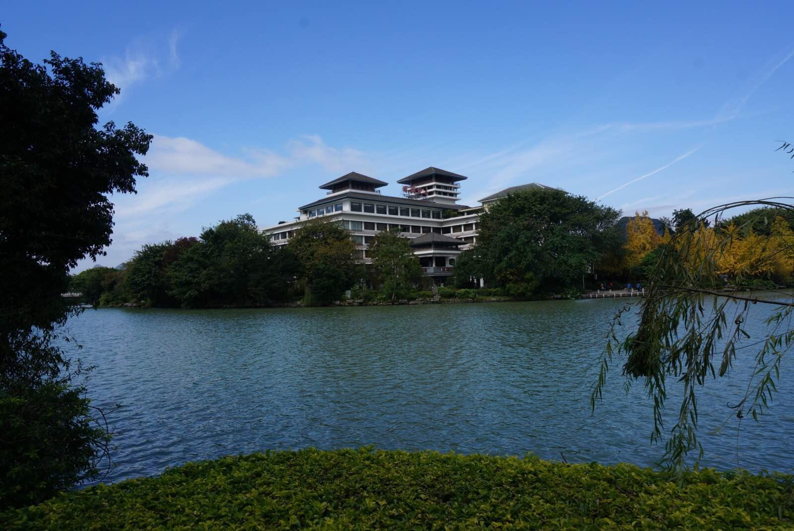桂林"两江四湖",即指漓江,桃花江,木龙湖,桂湖,榕湖,杉湖,我们主要走