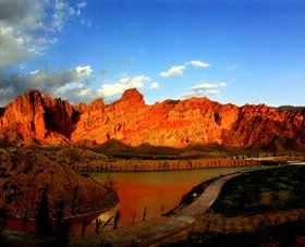 文化为内涵的人文景观相得益彰的文化旅游景区,位于贵德县尕让乡阿什