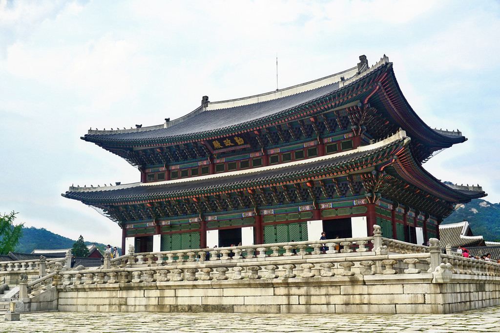 景福宫的正殿勤政殿是韩国古代最大的木结构建筑物,是举行正式仪式