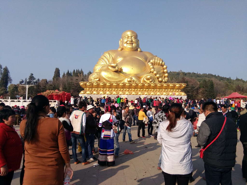 好不容易挪到了锦屏山脚,听卖香火的阿婆介绍,大1999年