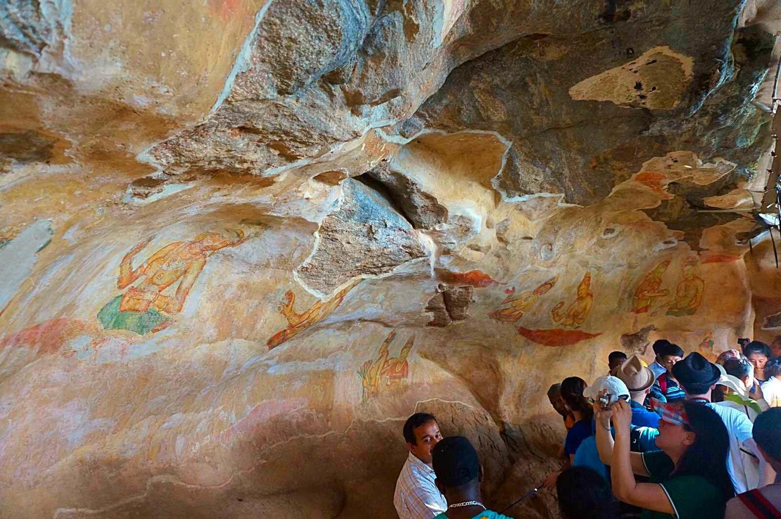狮子岩及其美丽的壁画吸引着全世界游客及无数象我这样的恐高症,颤抖