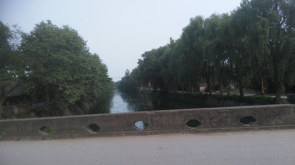              茶馆傍边就是杨柳河