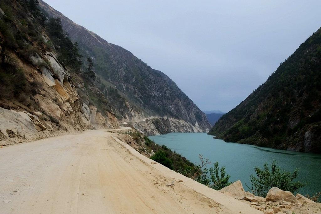 这一路的景色可以用目不暇接来形容,峡谷,水库,雪山,溪流,村寨,寺庙