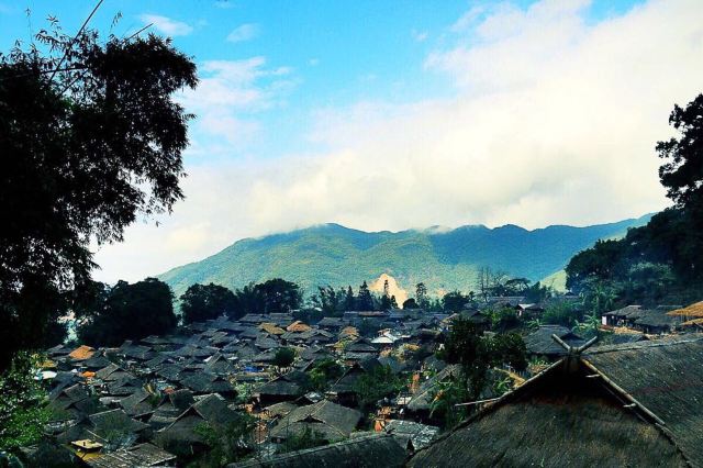 翁丁村位于云南省临沧市沧源县城西北方向约40公里处的勐角乡.