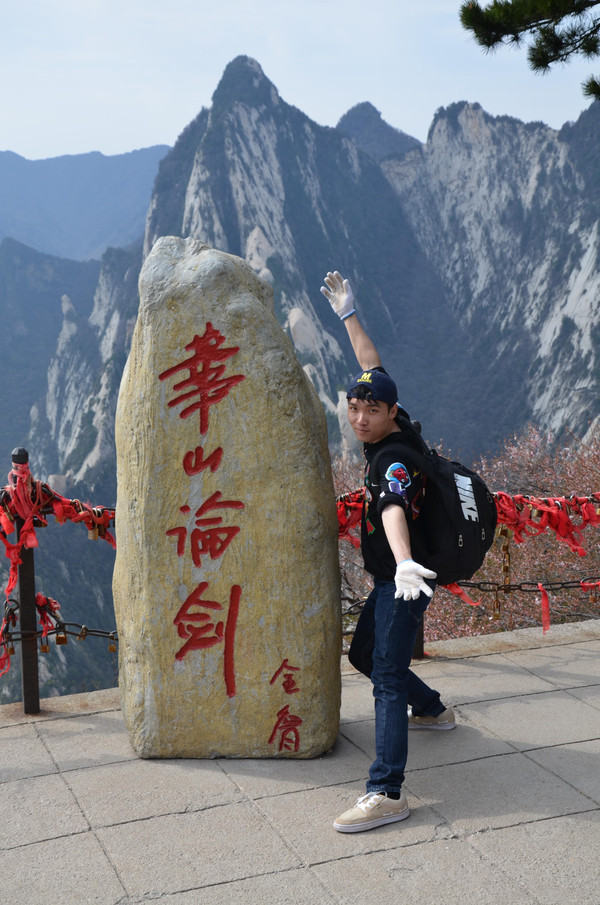 "华山天下险,险在白云峰."不过这并不是一首五言绝句,只能