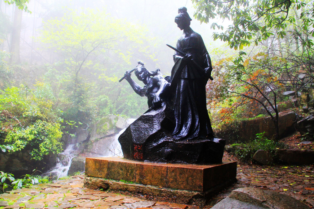 池边有一尊干将,莫邪铸剑的铜雕,这里流传着干将,莫邪夫妇在此炼剑的
