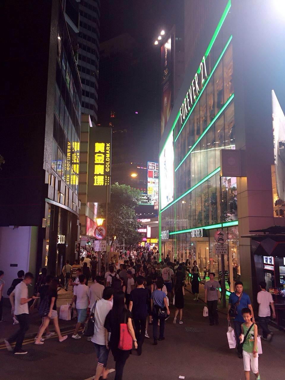 时代广场夜夜总是人来人往,在这样热闹的都市,才能不去想起一些人.