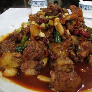 新疆大盘鸡太美味了. 比我吃过任何鸡肉料理都要强.