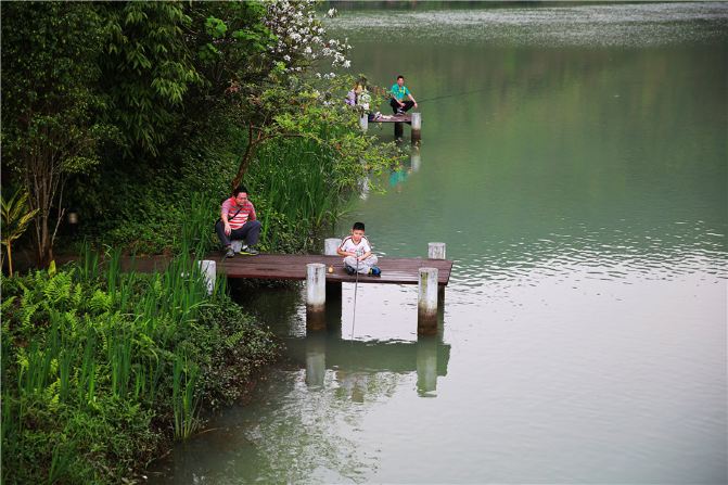 在这里,有一种放松,叫溪边垂钓.