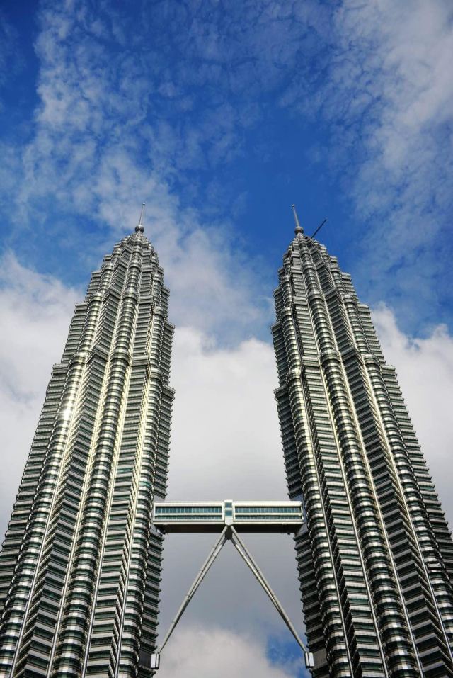 吉隆坡城市建筑尤以双子塔闻名于世,近看像两把直刺天空的长矛,远看