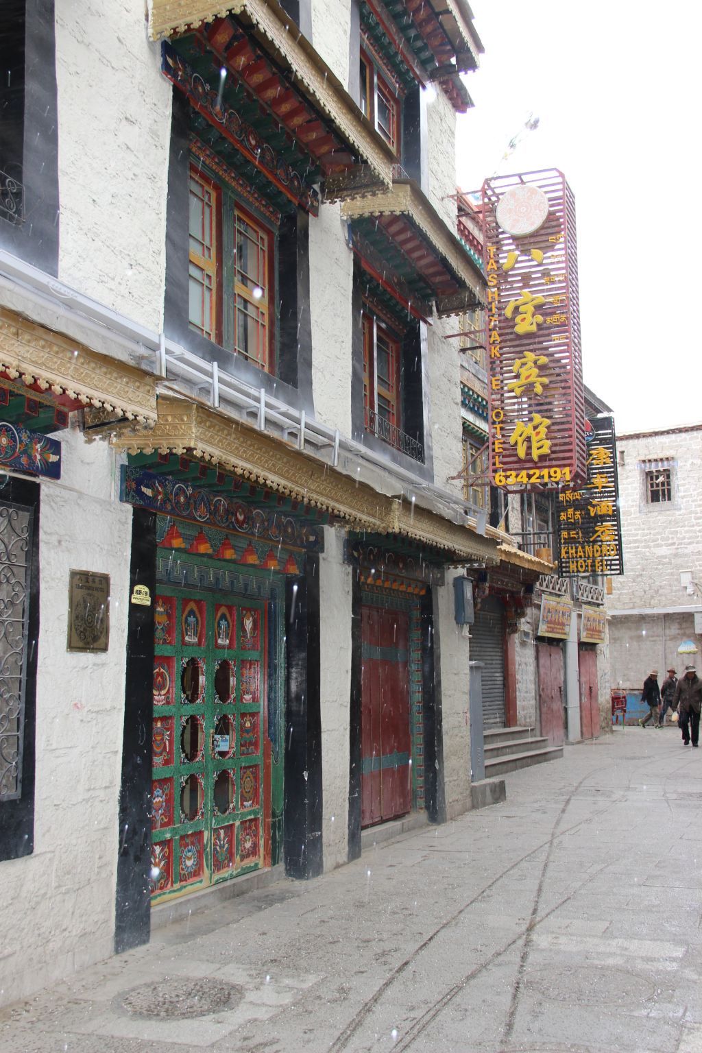 拉萨街头高峰时期打不上车这事儿,俺们是早有耳闻,今日能亲身体验,三生有幸。时间约六点半左右,我们在龙王潭北门站等公交车,经百度地图查询,可以乘坐13路到药王山菜市场再换乘25路到江苏路保健院站下车,即到我们住的八宝宾馆附近。然而,公交车站的站牌上13路却米有药王山菜市场这个站,问过路人甲乙丙丁,一律不是不识路就是听不懂,嗯,双语普及很重要。 本来想,我们天天出门就是一个的啊一个的,十块也不贵,但是天色又这么早,想体验拉萨公交的,还这么不给劲,算了,路边打的吧。真的,好久好久之后,我俩在这高峰期的路边硬是