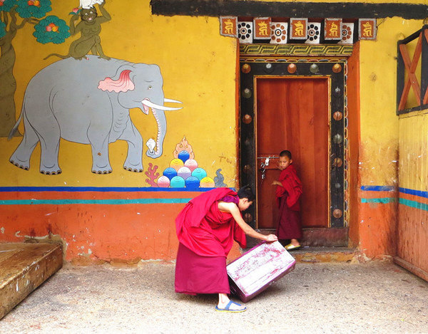 它是一幅以丝绸和棉布制成的宗教卷轴画,堪称为不丹艺术中最大及最