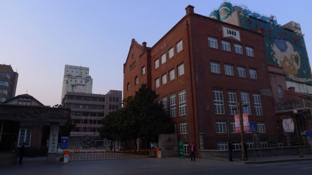 青啤公司是国家特大型企业,其前身为国营青岛啤酒厂,始建于1903年。青岛啤酒是享誉中外的国际知名品牌,从建厂至今囊活了无数国际、国内大奖,现已行销世界七十多个国家和地区。青岛啤酒工业旅游分为A、B两条线。A线是青岛啤酒博物馆,以百年老建筑为依托,融合古老的建筑、珍贵典藏和现代化展区设计,投资2600万元,建成了国际一流、国内唯一的啤酒专业博物馆。B线在青岛啤酒二厂,拥有目前国内自动化程度最高、控制于段最先进的现代啤酒生产线,投资1000多万元,建立了专门旅游参观长廊,做到生产、参观互不影响。