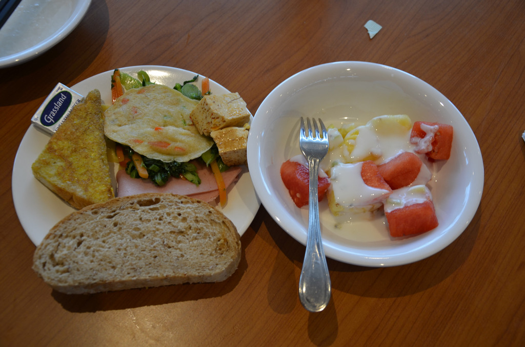 早餐图,自助早餐有面包三明治,火腿等西餐也有粥和咸菜之类的中餐