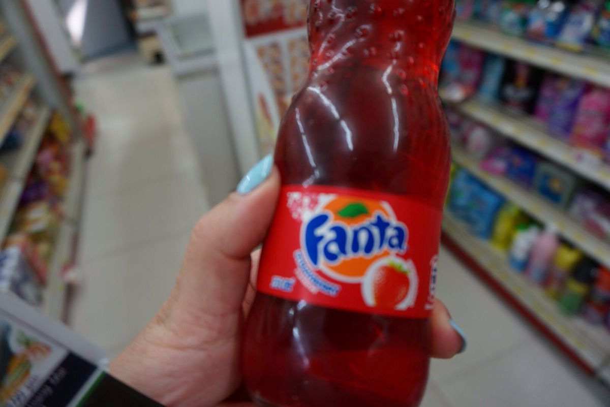 草莓味芬达,泰国四面的必备饮料,口味100%像儿童用咳嗽药水