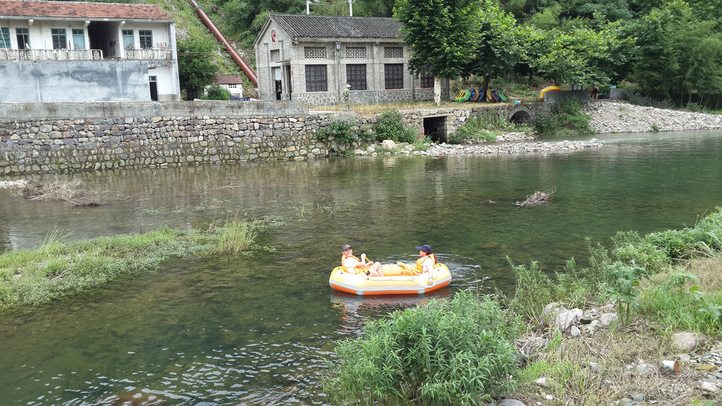 十八都江风景旅游区在嵊州市东北部下王镇境内,位于浙东四明山主峰