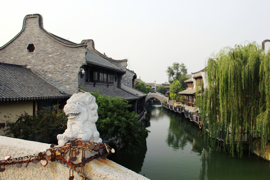 台兒莊___世界文化遺產的一顆明珠. 台兒莊;世界上保存二戰遺址最多的地方.最後一段活著的古運河.被列為世界文化遺產.運河文化的活化石.中國民居建築的博物館.中國唯一搖漿游遍的古水城.宗教信仰多元素的融合 步 入台兒莊給人的感覺是似有相識.卻有有著絕然不同的.有著齊魯大地的豪情和滄桑豪邁.
