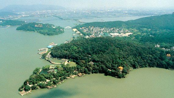 龙头渚同样是无锡的风景胜地,由大储山蜿蜒伸入太湖中腹,形成半岛