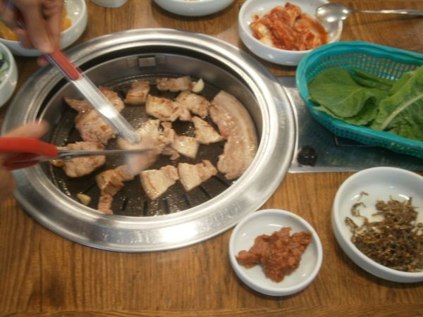 W2000 /人 其他:全家:核桃茶300g 2盒 W7200(朋友买的W4400 一盒,好像味道是不同的) 乐天免税店:FACE SHOP 4件套 刷卡$30 相当₩32,150 易买得:海飞丝800毫升2瓶洗发水+1瓶护发素套装 刷卡W14900(RMB89.1) 6件套内裤(中国产)刷卡W14900(RMB89.1) 大包装核桃茶1袋900g 刷卡W11,120(RMB66.