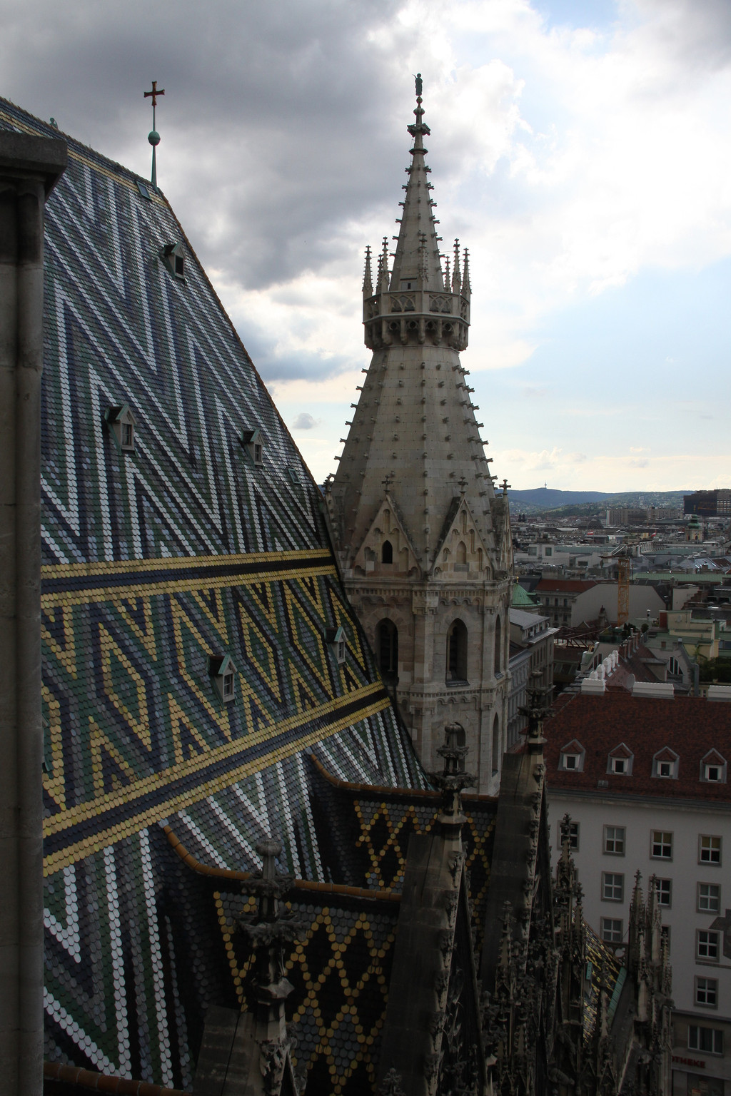 高耸的锥形尖塔直冲云霄,镶嵌著青黄拼花瓦片的彩色屋顶熠熠生辉