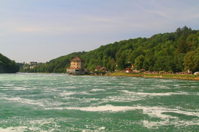 莱茵河的源头在阿尔卑斯山圣哥达峰下,但不得不说,身为欧洲最大的瀑布