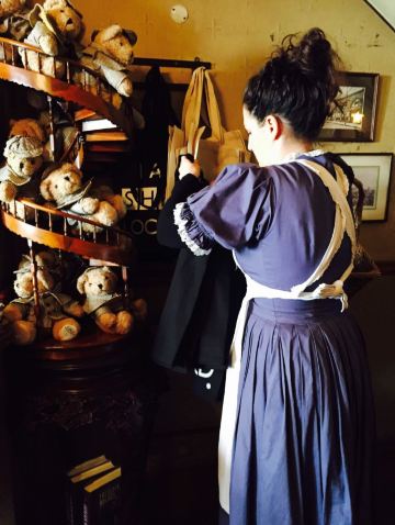 商店的工作人员也是一副维多利亚时期的女仆装 福尔摩斯博物馆