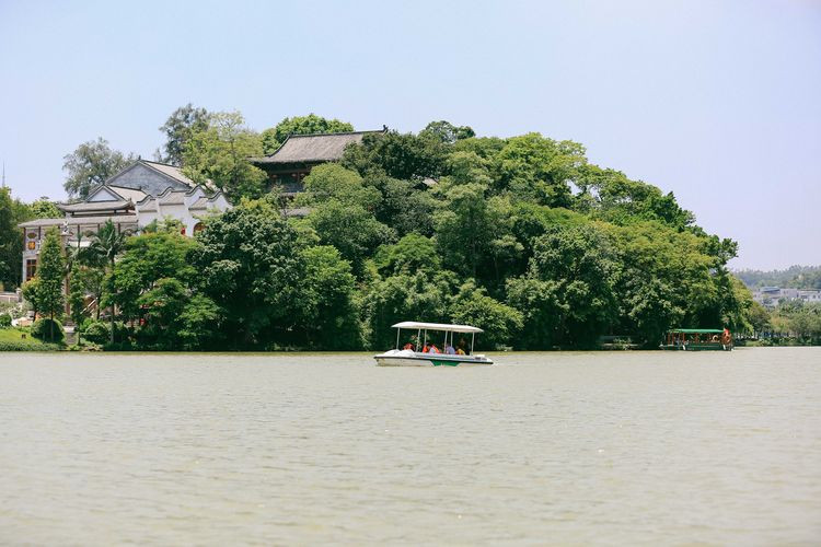 西湖最有標誌性的建築泗洲塔在平湖西側,西湖八景