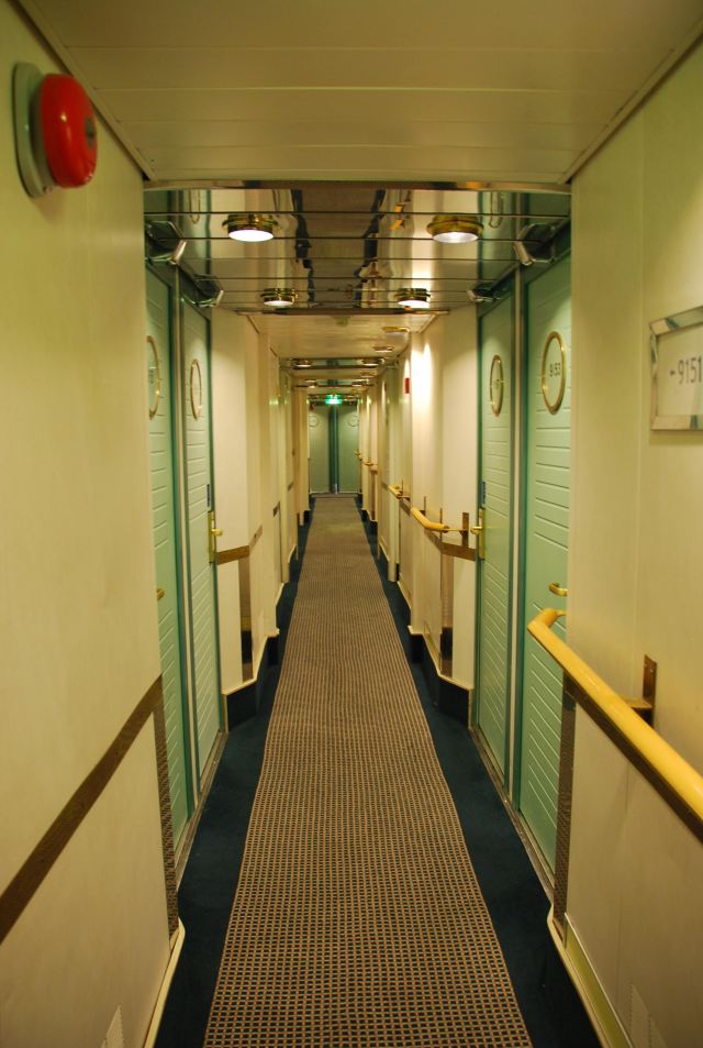 船舱内是若干条相通的细长通道,若忘记房间号,可就麻烦大了.