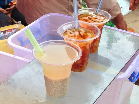 当地妈妈摆摊卖的麦芽糖汁和米凉虾