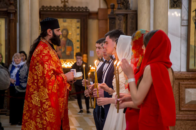 神父手持圣经走到新人面前,正式开始仪式.