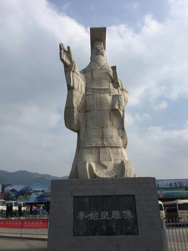 从西安过去秦始皇兵马俑也是很方便的,西安火车站广场前有旅游5路(306