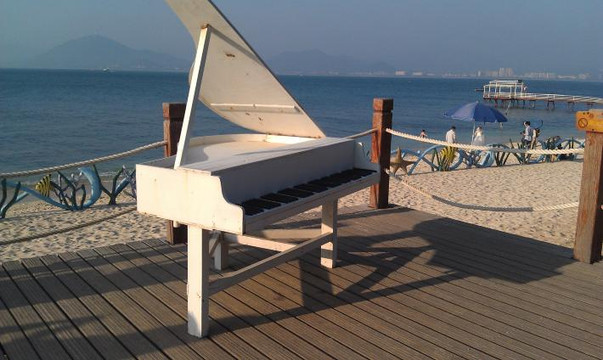 西岛海边的钢琴,实为一拍摄地点,可以租道具拍照