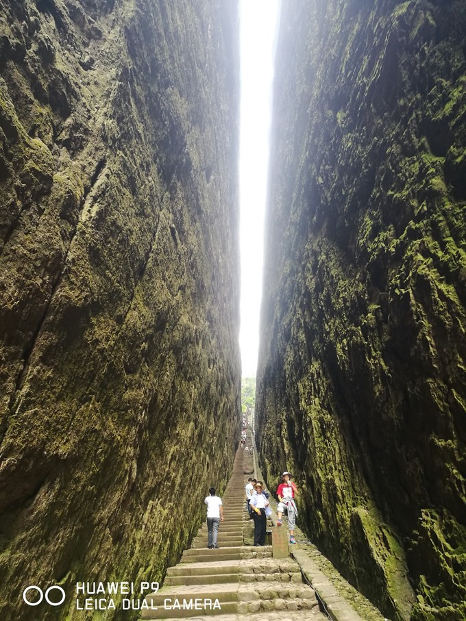 江郎山一线天(江郎山一线天翼装飞行)