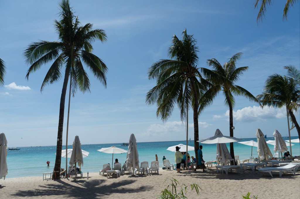 白沙滩位于长滩岛西岸的中部,南北延伸,蜿蜒曲折.