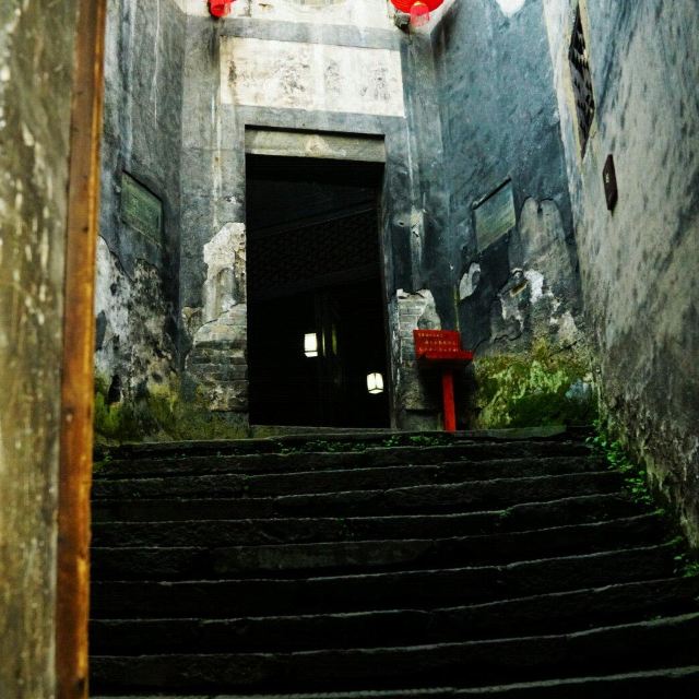 设备考究服务周到的烟馆  现还有各式各样的烟具及情景展示 福兴昌