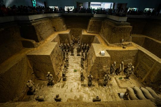 二号坑由车兵,步兵和骑兵组成曲尺形军阵.