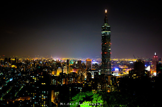 我们就一路说说笑笑的爬上去俯瞰台北的夜景.