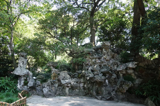 美人石在一潭碧水前仿佛是美人照镜.