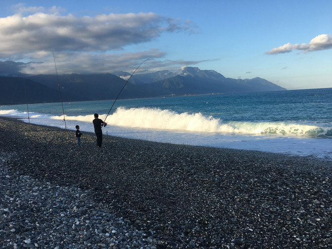 海邊釣魚的父子