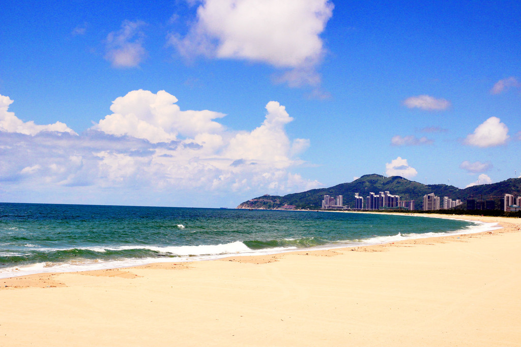 海陵岛第一站去的十里银滩,海水干净,天空纯蓝,沙子细软,海岸线一直往