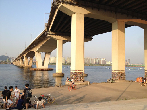 汉江(韩语:),是朝鲜半岛一条主要河流,也是朝鲜半岛上第四长的河流,仅