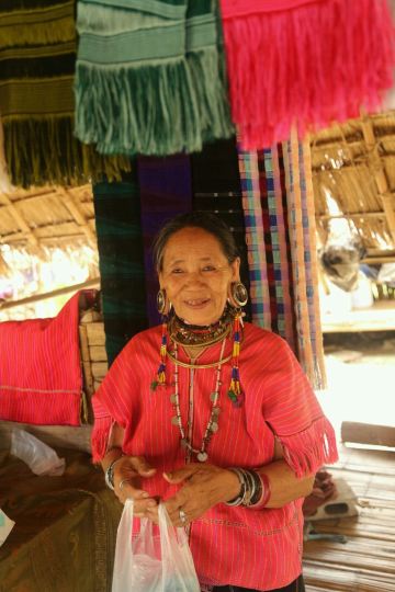 黑庙是由泰国鬼才艺术家thawan duchanee花费了36年时间设计并建造