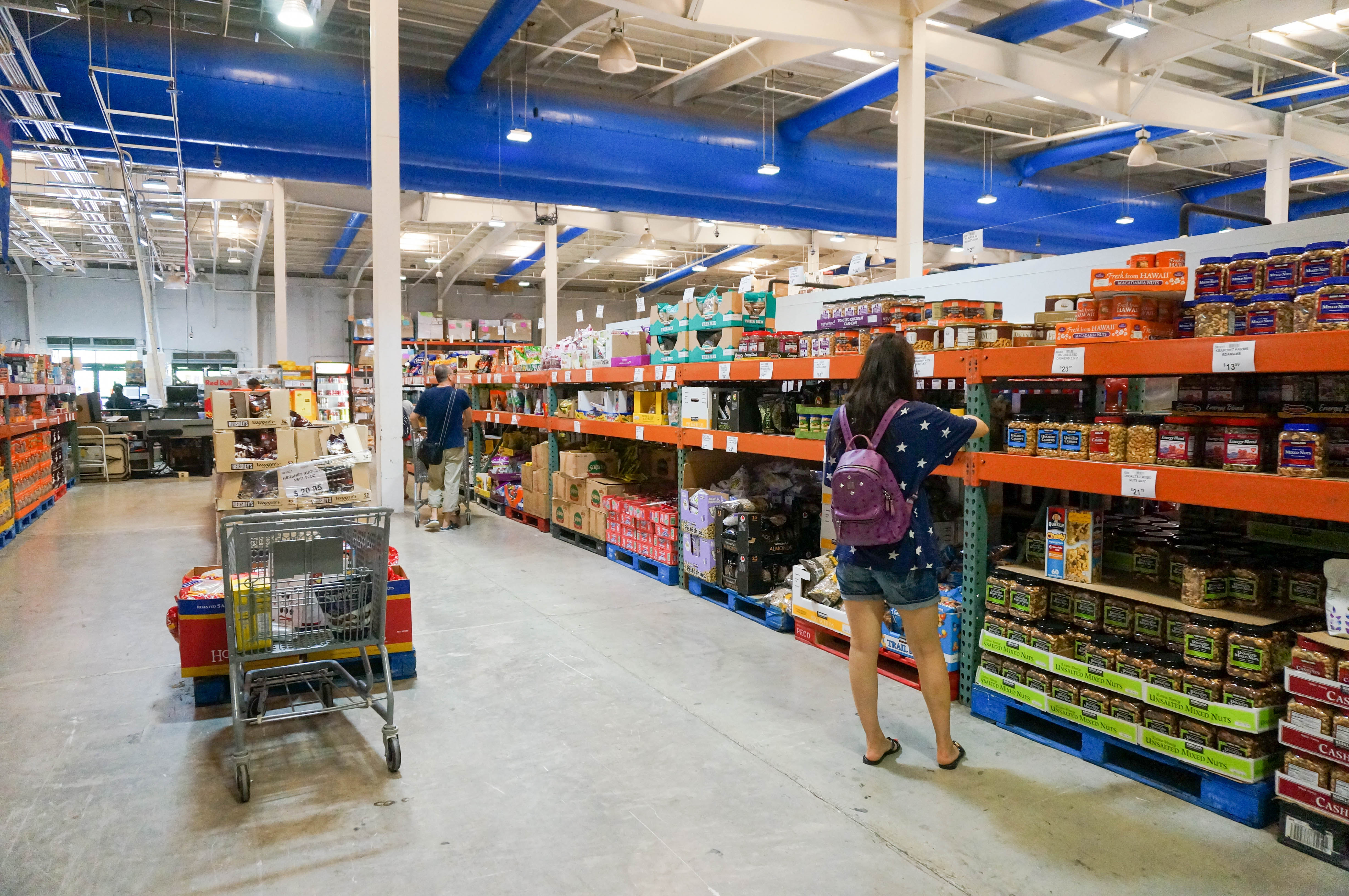 差不多午后我们来到岛上最大的一家仓储超市——丰田汽车店旁边的