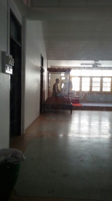 四面佛寺庙里修行的僧人,空无一人的大房间,独自坐在神龛里.