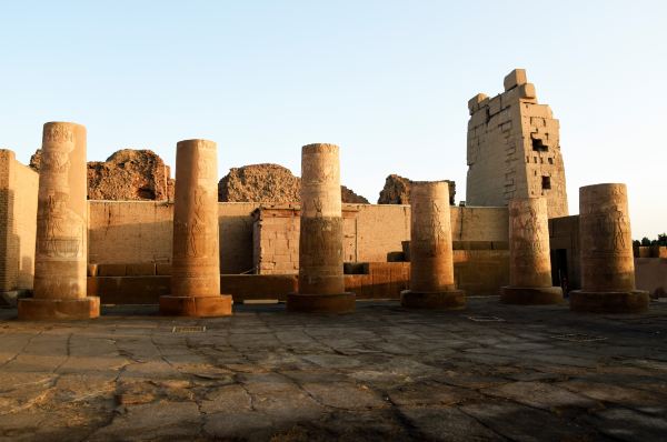 千淘万漉虽辛苦,吹尽狂沙始到金——埃及游记